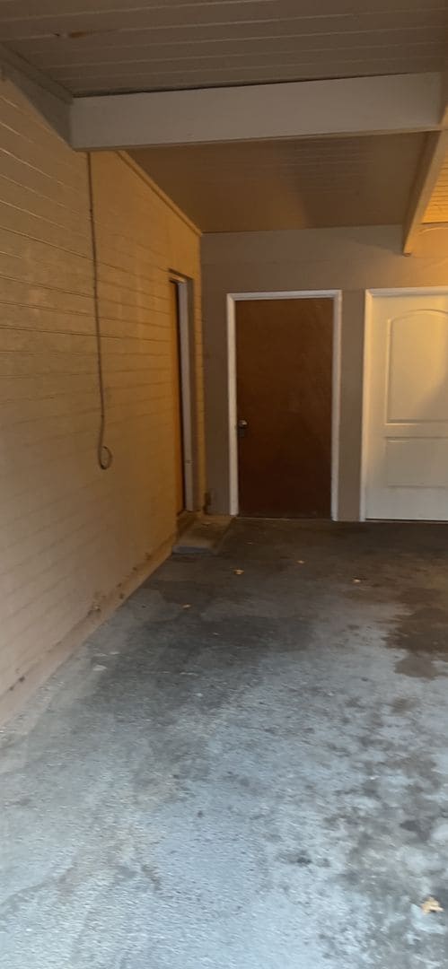 Building Photo - 1 Bedroom / 1 Bathroom Duplex Unit