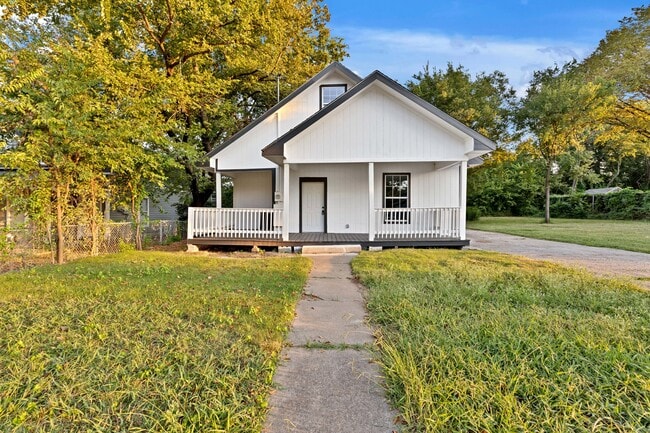 Building Photo - 323 W Cherry St