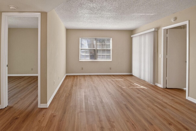 Building Photo - 1620 SE Green Acres Cir