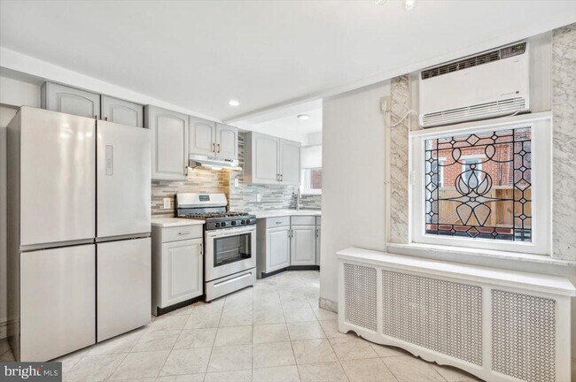 Building Photo - 708 Clymer St