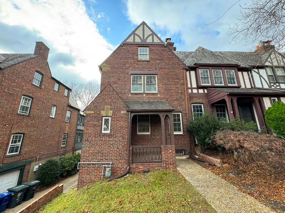Stunning 4 Bed 3 Bath Tudor-style Brick Townhome In Desired Foxhall - Stunning 4 Bed 3 Bath Tudor-style Brick Townhome In Desired Foxhall