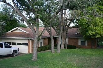 Building Photo - 215 Spanish Oak Ln