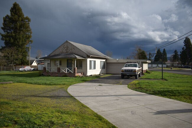 Foto del edificio - Spacious home on big lot!