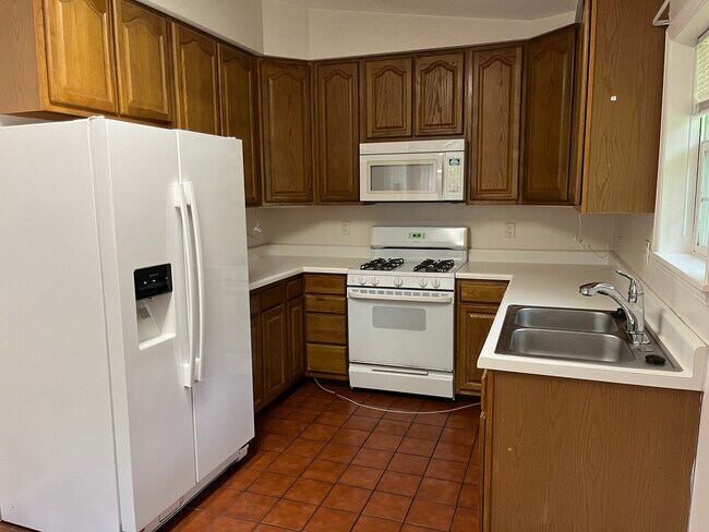 Building Photo - 294 Birchwood Dr N