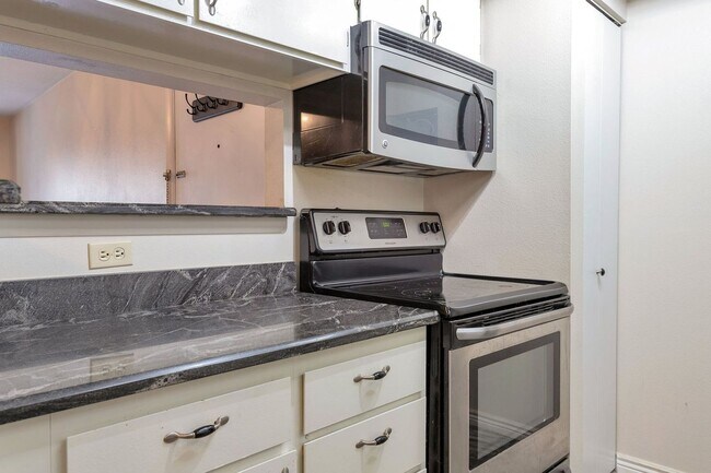 Foto del edificio - 1BR Condo • Fireplace • Balcony in Aurora