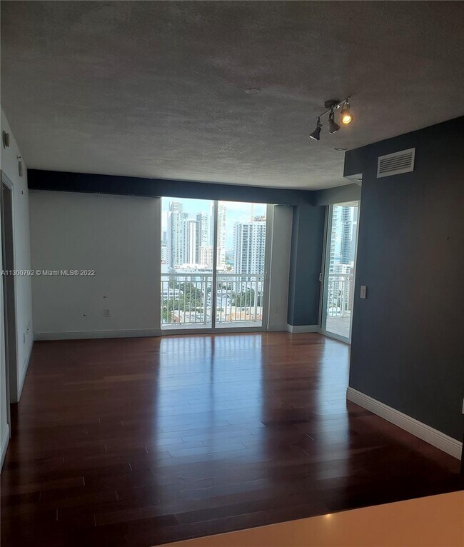 Foto del edificio - 275 NE 18th St