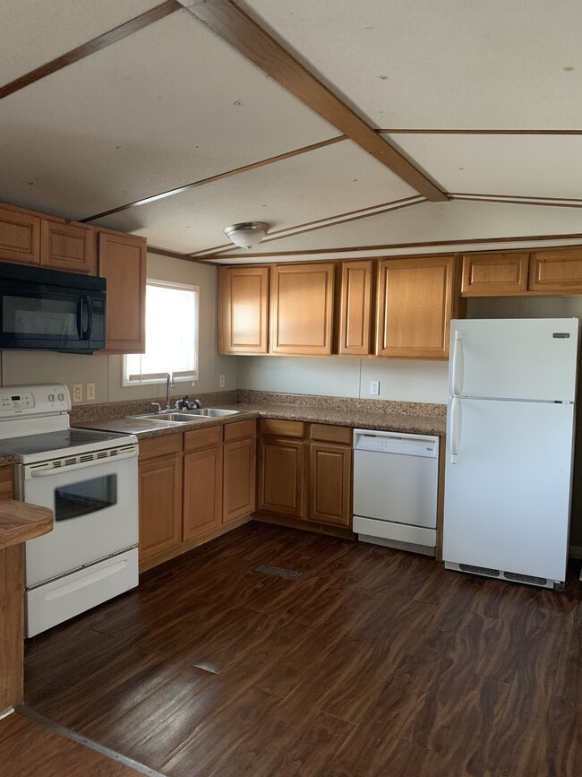 Building Photo - 502 Kayla St