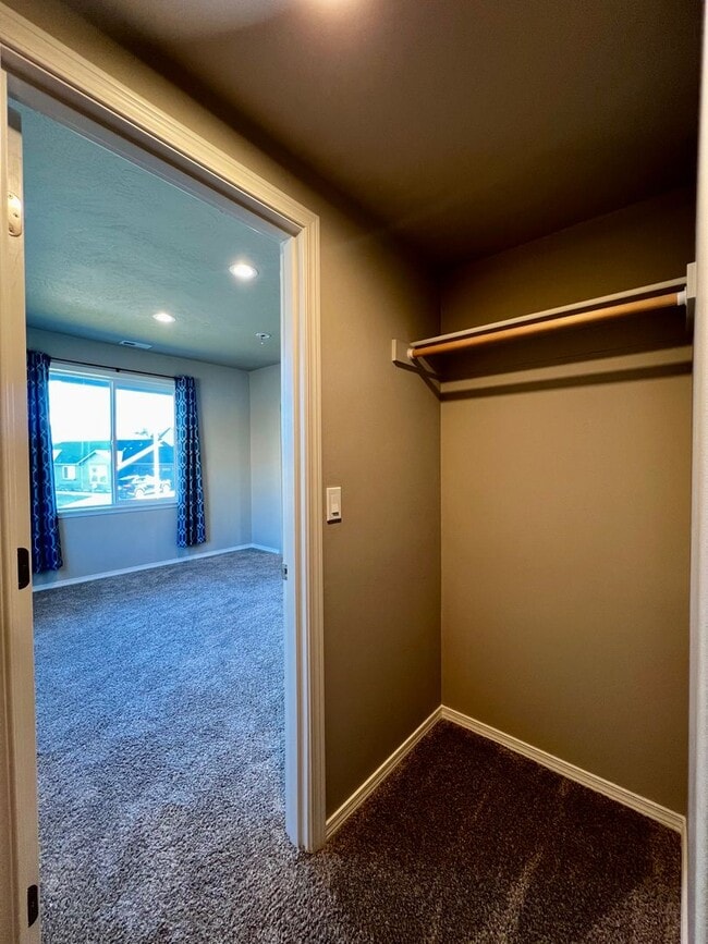 Foto del edificio - Non-Refundable & Security Deposit Total: $2395.00