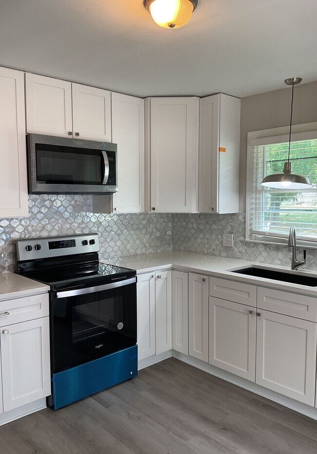 Building Photo - Available Now!! Newly Renovated!! 3 Bedroo...