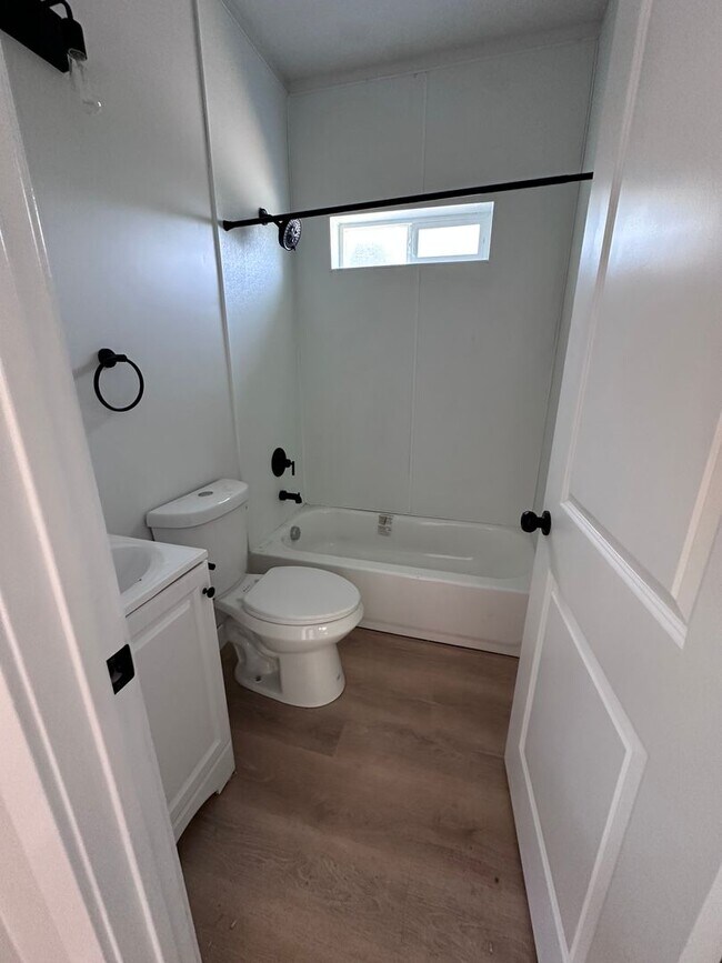 Foto del edificio - BRAND NEW 2 Bedroom upstairs apartment in ...