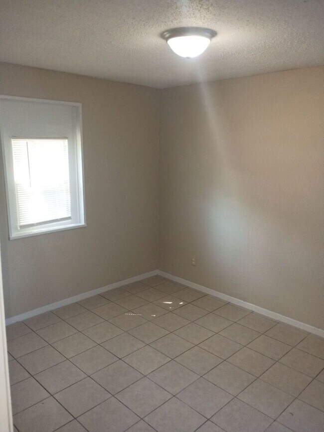 Foto del edificio - 4 Success Realty is now offering this newl...