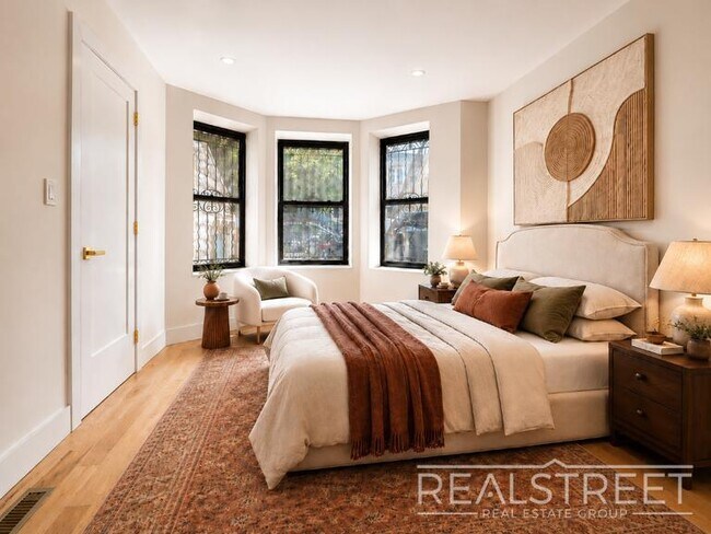 Foto del edificio - Spacious Flex 3-Bedroom, 2.5-Bath with Basement in Crown Heights