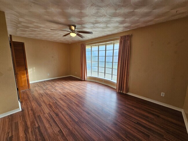 Building Photo - 5915 Fox Hill Ln