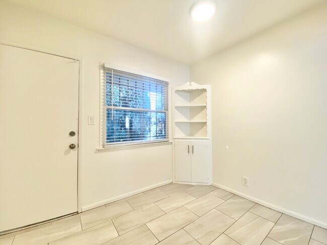 Foto del edificio - 2111 W Florence Ave