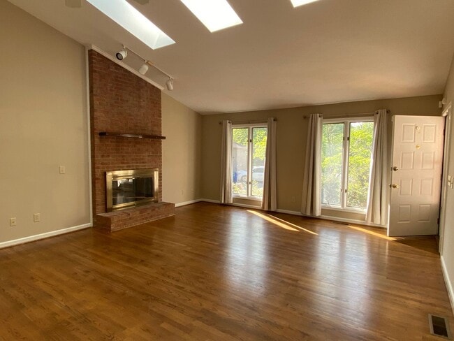 Building Photo - Blacksburg, 3 BR /  2.5 BA, Available in July