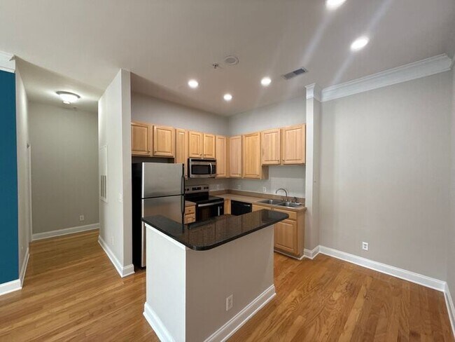 Foto del edificio - Condo in First Ward - T.R. Lawing Realty P...