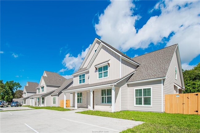 Building Photo - 613 Dominik Dr