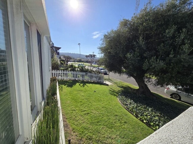 Building Photo - 330 Calle Miramar