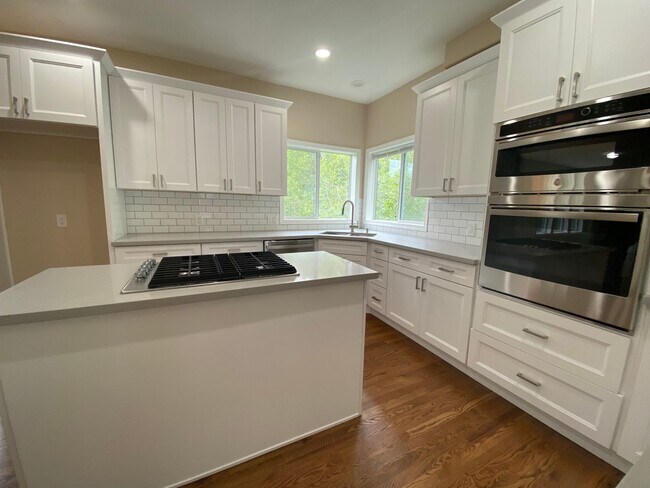 Foto del edificio - Executive Newly Remodeled 6 Bedroom Plus B...