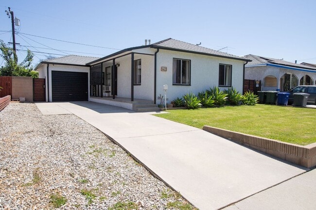 Foto del edificio - Lakewood Home, 2 Bedroom, 1 Bath with GREAT Backyard Space!