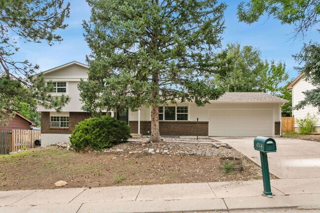 Foto del edificio - 4544 Sleepy Hollow Cir N