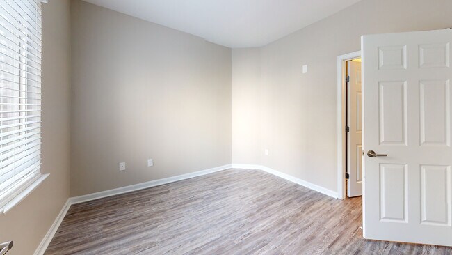 Interior Photo - 20 Lambourne