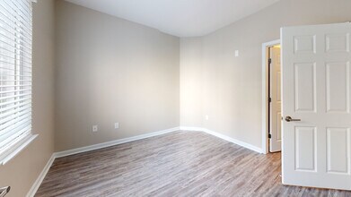 Interior Photo - 20 Lambourne