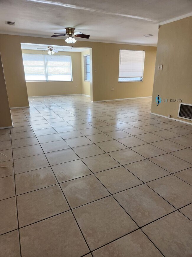 Foto del edificio - 1350 Whitehall Ln