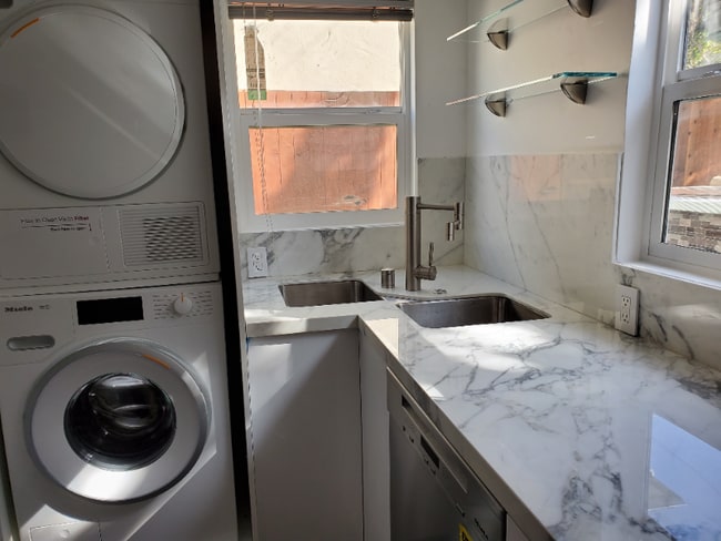 Photo - 3004 Kelton Ave Apartment