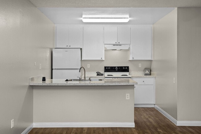 Cocina en los apartamentos Bay Breeze en Costa Mesa, California. - Bay Breeze