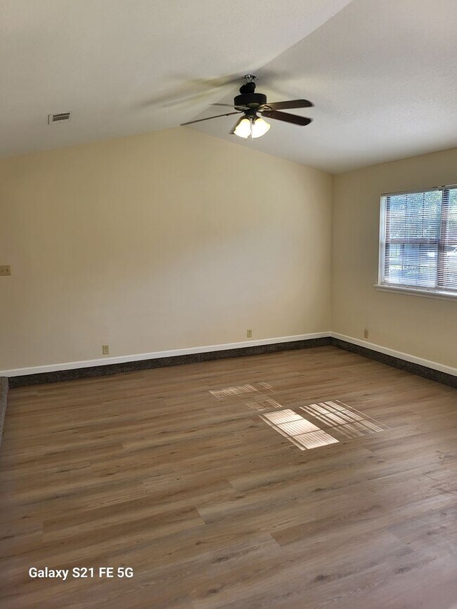 Foto del edificio - THREE BEDROOM, TWO BATH