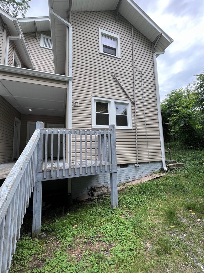 Building Photo - 708 D St