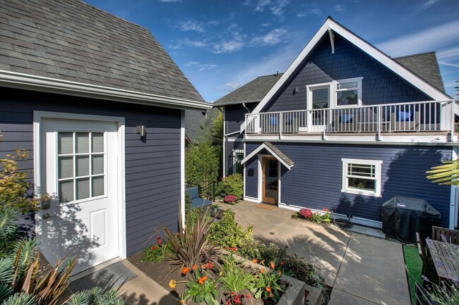 Foto del edificio - Queen Anne Craftsman - Available September...