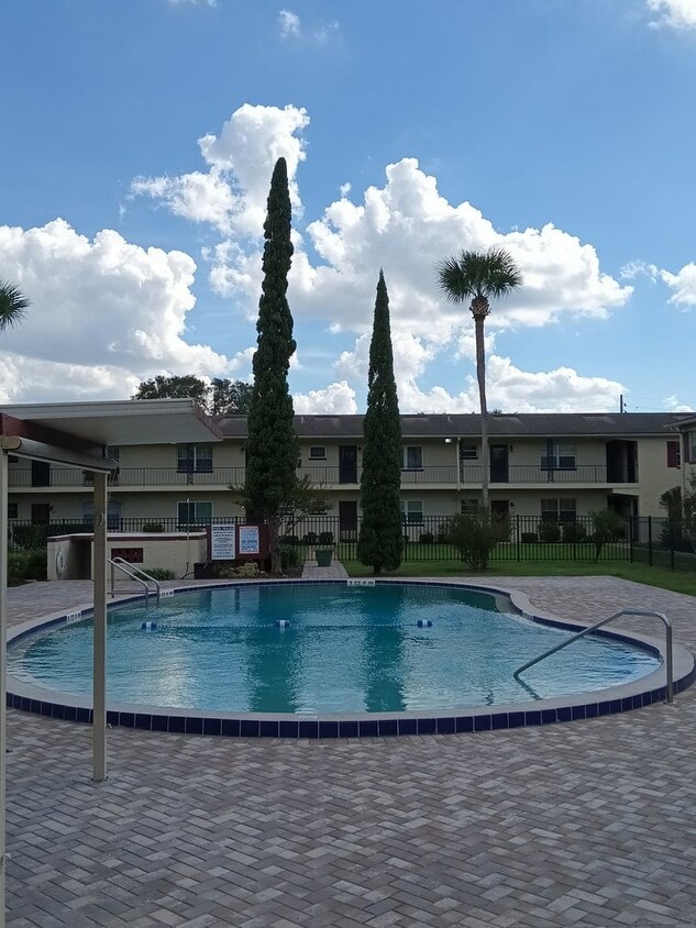 1 Bedroom Condo with Community Pool and La... - 1 Bedroom, 1 Bathroom Condo For Rent at 5505 Hernandes Drive Orlando FL 32808
