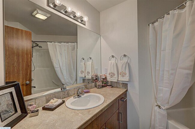 Guest bathroom - 531 Smoketree pl