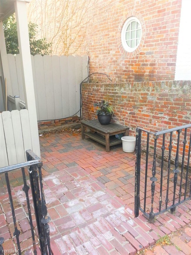 Building Photo - Studio, 1 bath Duplex - 2902 Dumbarton St NW