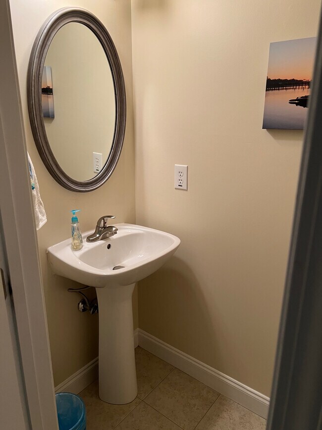 Foto del edificio - Room in Townhome on Derby Ct