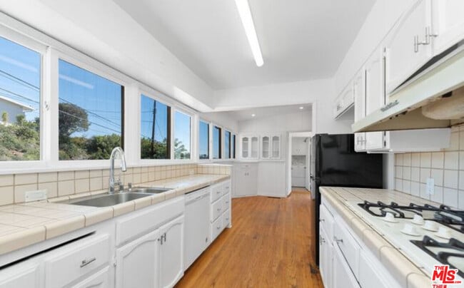 Building Photo - 1211 N Kenter Ave