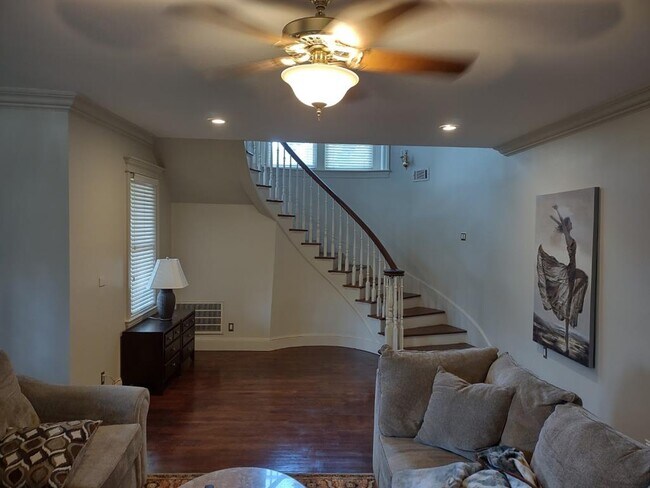 Foto del edificio - 2210 Riverside Dr