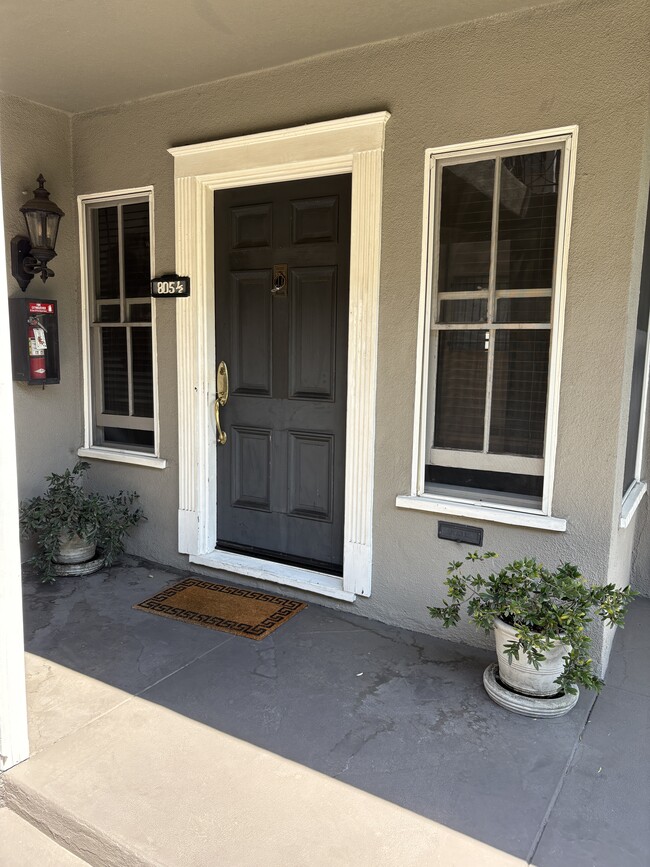 front door to apt - 805 N McCadden Pl