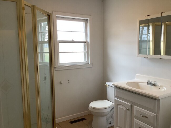 Building Photo - 4 Bedroom 2 Bathroom House Available in Ca...