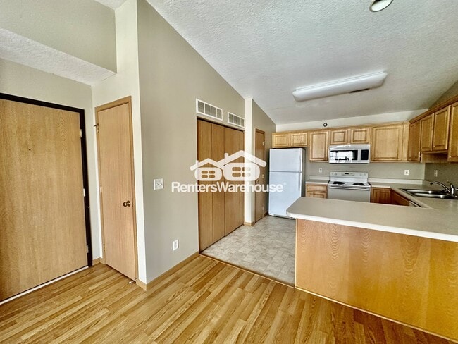 Building Photo - 5924 Sutton Pl