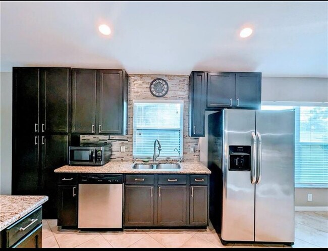 Cocina remodelada - 562 SW Saint Martins Cv