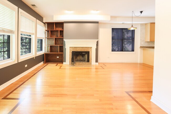 Building Photo - 1041 N Marshfield Ave