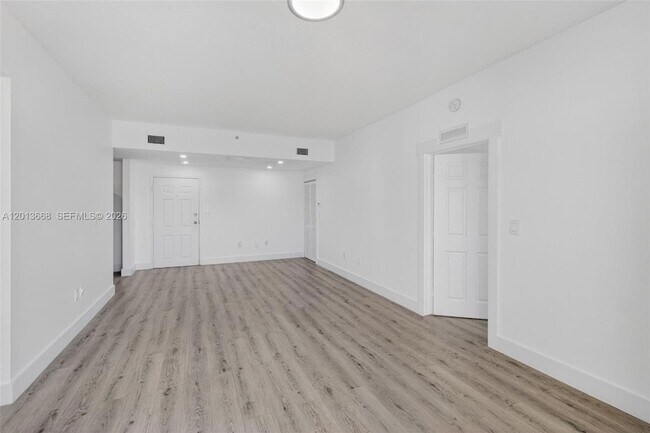 Foto del edificio - 5271 SW 8th St