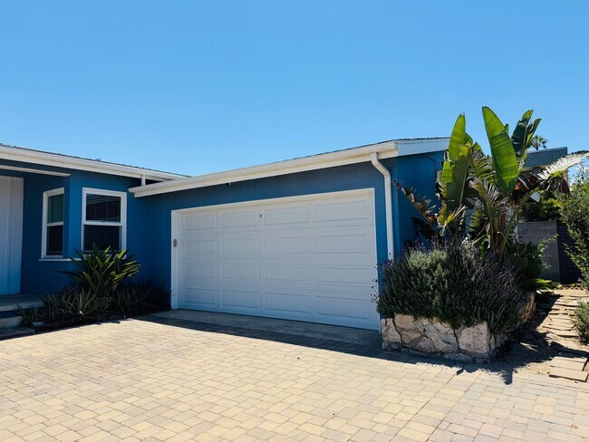 Foto del edificio - Amazing Cottage Style Home with Ocean Views Only Steps to the Beach in South Redondo!