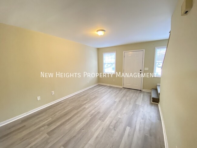 Building Photo - Updated Townhouse in North Charleston!