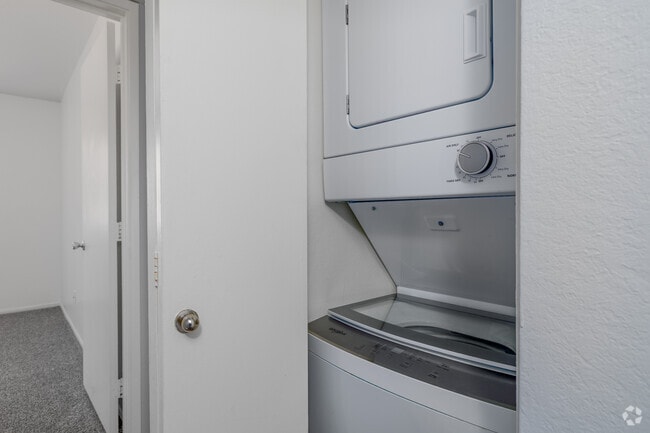 2BR, 2BA - 943SF - Laundry Room - Harrison Park