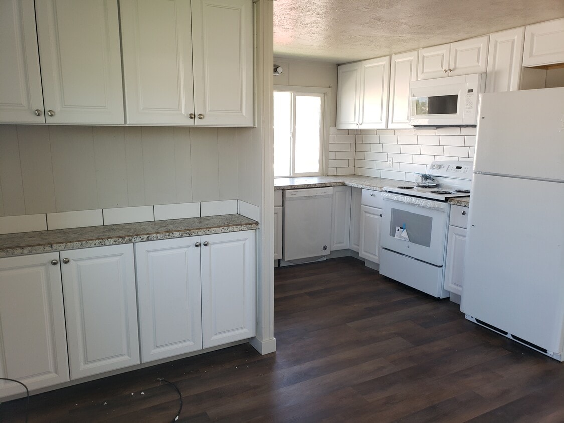 Primary Photo - 121 Teakwood St