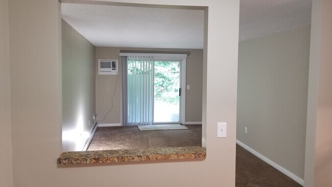 Foto del edificio - First floor, garden style condominium